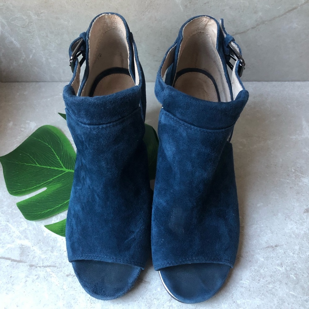 House of Harlow Soft Suede Shoe